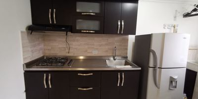 3 habitaciones con closets 
1 baño 
Sala comedor
Zona de ropas 
Cocina 
Balcón
Piso 13
Parqueadero común