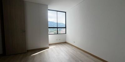 Apartamento en arriendo en unidad cerrada ubicada en un entorno muy natural y tranquilo, cerca servicios complementarios como centros de salud, instituciones educativas, centros comerciales, iglesias y servicios complementarios del sector. Cuenta con piso en madera, sala comedor, estudio, 2 alcobas con baño y vestier en la principal, baño social, cocina integral abierta tipo americano, cuarto útil, zona de ropas, balcón y parqueaderos independientes cubiertos. Conjunto cerrado con ascensor y zonas sociales completas que incluyen piscina, gimnasio, salón social, parques infantiles, zonas verdes, vigilancia y portería 24 horas y circuito cerrado de tv. Inmueble sujeto a verificación de disponibilidad.