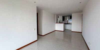 Apartamento en arriendo ubicado en El Poblado, Medellín, con buenos acabados y excelente iluminación. Consta de 3 habitaciones con closet, baños cabinados, sala de estar o estudio, biblioteca, cocina integral, zona de ropas y balcón. La unidad residencial ofrece portería 23 horas, ascensor y parqueaderos. Está situado en una zona residencial tranquila, cerca del centro comercial Vizcaya, con fácil acceso a vías principales y una buena ruta de transporte público.