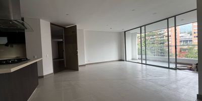 Apartamento en arriendo en unidad cerrada ubicada en un sector con fácil acceso y salida desde la avenida principal, rutas de transporte público, entorno muy campestre rodeado de árboles nativos y guaduales. Cuenta con piso en cerámica, sala comedor, 3 alcobas con baño en cada una y vestier en la principal, baño social, cocina integral abierta tipo americano, cuarto útil, zona de ropas, balcón y parqueaderos paralelos cubiertos . Conjunto cerrado con ascensor y zonas sociales que incluyen piscina, gimnasio, salón social, parques infantiles, placa deportiva, zonas verdes,  vigilancia y portería 24 horas y circuito cerrado de tv.Inmuebles sujetos a verificación de disponibilidad