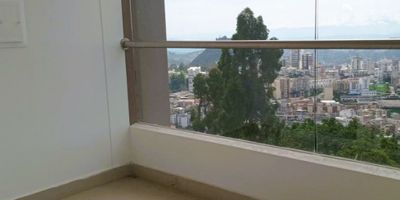 Apartaestudio ubicado en el piso 8 del edificio; Al ingresar nos encontramos la cocina semi integral, a un costado la zona de ropas, sala - comedor con balcón, habitación con vestier y baño completo, preferiblemente para una persona sola, un ejecutivo o una pareja. ubicado sobre zona residencial, parqueadeo para un vehículo.
