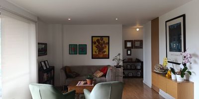 Apartamento en venta en unidad cerrada, cuenta con una ubicación estrategica de fácil acceso desde via principal, sector exclusivo con conexión a rutas de transporte publico y gran variedad de servicios complementarios. Cuenta con piso en madera, puerta de seguridad, sala y comedor independientes, 3 alcobas con closet y baño en la principal, baño social, cocina integral abierta tipo americano, zona de ropas, balcón y parqueadero independiente cubierto.  Conjunto cerrado con ascensor y zonas sociales que incluyen salón social, parques infantiles, zonas verdes con senderos para caminar, vigilancia y portería 24 horas, citofonía y circuito cerrado de tv.Inmuebles sujetos a verificación de disponibilidad