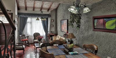 Casa de doble nivel de 212 m2 cuenta con sala comedor con chimenea, estudio, cocina integral, habitación de servicio, dos parqueaderos cubiertos y la habitación principal tiene baño independiente.

Cerca de restaurantes, Colegio Bosques de Sherwood, Gimnasio Campestre Cristiano. 

Precio Negociable!

 
