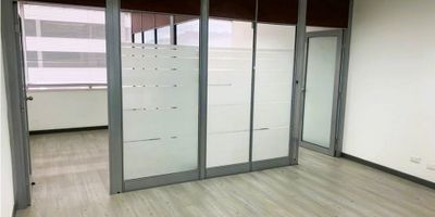 Oficina exterior de 46.45 m2 cunta con divisiones asi quedando 2 oficinas independientes y un espacio como para recepción, un area independiente como para zona de cafeteria o implementos de aseo. 1 garaje cubierto. Pisos laminados, persianas. Espectacualar vista a la ciudada. Ubicada en el Centro Empresarial 156. 

Vías de acceso como la Cra 7ª y calle 158. Cerca de restaurantes, bancos, notaria, Centro Comercial North Point Mall. 

 

