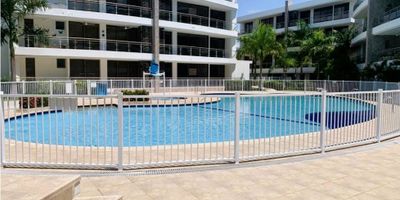 Apartamento de 86 m2 + terraza de 25 m2 cuenta con sala comedor, terraza con jacuzzi, cocina tipo americano, zona de ropas, 2 alcobas, 2 baños, 1 parqueadero privado cubierto. Aire acondicionado, lujosos acabados. 

El conjunto cuenta con 2 piscinas, sauna, turco, senderos ecológicos, cancha de tenis, cancha múltiple, cancha voleibol playa, kiosco, capilla privada. 

Sobre vía principal Melgar - Girardot. 1.2 kilómetros delante del parque Piscilago, frente al hotel Lagosol de Compensar. 
