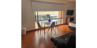 Apartaestudio tipo Loft amoblado de 36 m2 cuenta con 1 baño, cocina, 1 parqueadero. 

El edificio tiene vigilancia 24/7, 2 salones de conferencia, gimnasio, zona de lavandería, sauna. 

Vías de acceso como la Cra 7ª y 9ª, Calle 96. Cerca de World Trade Center, restaurantes, zona residencial.   

Canon con administración, servicio de agua, internet y televisión $3.400.000
