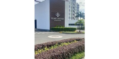 Apartamento en venta – Palmetum Park Club House, Jamundí | 60 m² | Cod. 9000929

Moderno apartamento en obra gris ubicado en el 6.º piso de conjunto cerrado sobre la vía a Sachamate, Jamundí. Cuenta con 2 alcobas (opción de tercera), 2 baños, cocina sencilla, balcón y parqueadero asignado. Conjunto rodeado de naturaleza y zonas verdes, ideal para quienes buscan tranquilidad y potencial de valorización.
Zonas comunes: salón social con cocina teppanyaki, kiosco para eventos, sala de cine para 19 personas, piscina con tobogán en desarrollo y más áreas recreativas en construcción.
Excelente oportunidad para personalizar y vivir en un espacio con gran proyección. ¡Contáctanos y agenda tu visita!
