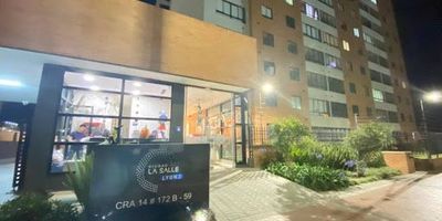 Vive la experiencia de estrenar tu nuevo hogar en el exclusivo Conjunto Lyon 2 en Ciudad la Salle, Usaquén.  Disfruta de un moderno apartamento de 45 m, con 2 acogedoras habitaciones con clóset, baño elegante y moderno, amplia sala comedor, cocina integral abierta y zona de ropas independiente. Su excelente ubicación en la calle 170, ofrece tranquilidad, comodidad y desarrollo urbanístico. Con   fácil acceso al Portal del Norte, Éxito de la 170 y Carrera 7a. El conjunto cuenta con lobby, salón de reuniones, sala de juegos, gimnasio, terraza mirador y mucho más.  Este apartamento está listo para que empieces una nueva etapa. ¡No dejes pasar esta oportunidad