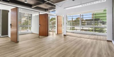 Oficina con área 258.52 m2, ubicada en un piso 2 (alto) esquinera con vista exterior. El eapacio se encuentra modulado con 8 oficinas privadas, y espacio abierto de trabajo, para un grupo de hasta 50 personas; techos altos con acabados tipo industrial, área de recepción, espacio para archivo y sala de juntas.
Baños para hombre y mujer en el hall de entrada. La oficina cuenta con tres espacios de parqueo.
El edificio con vigilancia permanente, acceso con tarjeta, parqueadero para visitantes (con cobro), terraza semi cubierta con comedor y barra de cocina para instalar un horno microondas.
Excelente ubicación, vías de acceso y sistema de transporte. Acceso por la carrera 15, calle 106, calle 104 y calle 100