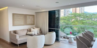 Apartamento en venta en unidad cerrada ubicada en sector residencial, con fácil acceso y salida a vías principales, rutas de transporte público, cerca a centros comerciales, restaurantes, colegios y múltiples servicios complementarios de la zona.  Cuenta con piso en porcelanato, sala comedor, estar de tv, 3 alcobas con vestier y baño en la principal, baños sociales, cocina integral abierta tipo americano, cuarto útil, zona de ropas, balcón y parqueaderos lineales cubiertos. Conjunto cerrado con ascensor y zonas sociales muy completas que incluyen piscina, gimnasio, salón social, sauna, turco, parques infantiles,  placa deportiva, zonas verdes, vigilancia y portería 24 horas, citofonía y circuito cerrado de tv. Inmuebles sujetos a verificación de disponibilidad