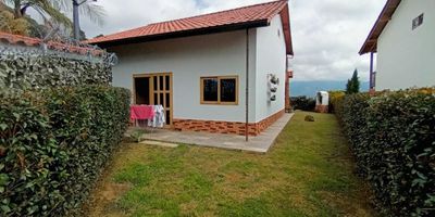 "¡Encuentra tu paraíso campestre en la ciudad! Te presentamos esta hermosa casa finca unifamiliar de 299m2 ubicada en el tranquilo y verde barrio de San Antonio de Prado en Medellín vereda Potreritos. Con amplias zonas verdes y jardines que te harán sentir en el campo a solo minutos de la ciudad.  3 amplias alcobas con closet dan la privacidad que necesitas,  3 completos baños aportan comodidad. Su enorme y luminosa cocina integral,. El acogedor living con su balcón te permitirá disfrutar de los paisajes naturales que te rodean. Ubícate a cerca del transporte público para conectarte fácil y rápido con toda la ciudad. Disfruta de la tranquilidad del campo combinada con la dinámica y oportunidades de la urbe. NOTA: AREA CONSTRUIDA 180M2, CUENTA CON AGUA VEREDAL Y ACUEDUCTO EL MANANTIAL, VENTA EN PROINDIVISO