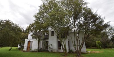 Finca ubicada en la Vereda Funqueta en total cuenta con 6.400 metros de terreno, casa de 2 niveles + casa de servicio de 50 m², tiene 25 años de construcción, se ha remodelado el segundo nivel, cuenta con depósitos en la zona verde junto a la casa. Ubicación por Chía cerca a veredas como Rio Frio, Taquiza y Fagua.