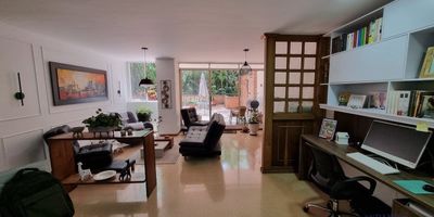 Para aquellos que buscan un hogar en la animada y hermosa ciudad de Medellín, les presentamos este impresionante apartamento en venta. Ubicado en una de las zonas más deseadas de la ciudad,&nbsp;conocida&nbsp;por su ambiente vibrante y su proximidad a una amplia variedad de servicios y comodidades.El apartamento cuenta con un área construida de 189 metros cuadrados y un área privada de 305 metros cuadrados, ofreciendo amplios y cómodos espacios para toda la familia. Con 4 alcobas y 3 baños, esta propiedad es perfecta para aquellos que buscan un lugar espacioso y acogedor para llamar hogar.No solo eso, sino que este apartamento es perfecto para quienes tienen mascotas, ya que admite la presencia de nuestros fieles amigos. Además, cuenta con baño auxiliar, baño en habitación principal y una funcional barra estilo americano que conecta la cocina integral con la sala de estar y el comedor.Para aquellos que trabajan desde casa, el apartamento cuenta con una biblioteca/estudio donde podrán c