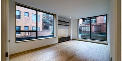 Apartamento en venta de lujo con terraza, La Cabrera, Bogotá D.C.

Apartamento de lujo en venta en La Cabrera, ideal para quienes valoran vivir en los sectores más exclusivos de Bogotá D.C. Con diseño del reconocido arquitecto Gabriel Cure, esta propiedad única combina una distribución funcional con una terraza privada de (73) setenta y tres metros cuadrados, perfecta para disfrutar del aire libre en la ciudad. El inmueble tiene (261) doscientos sesenta y un metros cuadrados interiores y se encuentra en un edificio moderno con zonas comunes completas.

Características principales

Este apartamento cuenta con:


 
 (3) tres cuartos, cada uno con baño privado, brindando privacidad total y máximo confort.
 
 
 (5) cinco baños en total, incluyendo baño social y baño de servicio.
 
 
 Balcón con vista panorámica sobre la Calle 90 y el occidente de la ciudad.
 
 
 Sala de estar privada, ideal para momentos de descanso o entretenimiento.
 
 
 Cocina semiabierta con barra tipo americano, que permite integrar espacios y fomentar la interacción. La cocina puede independizarse completamente al contar con una puerta que permite cerrarla cuando se desea mayor privacidad o separación de ambientes.
 
 
 Cuarto y baño de servicio, que suman funcionalidad al diseño.
 
 
 (4) cuatro parqueaderos independientes y (1) un depósito común de uso exclusivo, garantizando comodidad y seguridad.
 
 
 Ascensor privado con acceso directo al apartamento, asegurando discreción.
 


Adicionales de alta gama

La propiedad incluye elementos y acabados de lujo:


 
 Pérgola metálica con vidrios templados y cielo en listones de teka (5.50 x 4.00 metros).
 
 
 Mesón bajo pérgola en concreto.
 
 
 BBQ importado Napoleón.
 
 
 Poceta lavaplatos y grifería de alta calidad.
 
 
 Iluminación para pérgola y balas decorativas.
 
 
 Puertas en teka para área BBQ.
 
 
 Chimenea a gas en la terraza.
 
 
 Salidas de gas para calefactores y puntos hidrosanitarios.
 
 
 Salida