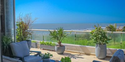 A solo unos pasos del mar caribe, en el hermoso y turístico municipio de Puerto Colombia en el departamento del Atlántico, encontrarás este amplio y luminoso apartamento en venta. Ubicado en una urbanización cerrada y con acceso pavimentado, ofrece comodidad, seguridad y una vista panorámica espectacular.

Con un área total de 222.72 M2, este apartamento cuenta con una distribución estratégica de sus espacios, además de la mejor vista al mar que podrás encontrat. En su interior, se encuentra una cómoda zona social con balcón, ideal para relajarse y disfrutar de la brisa marina. Además, cuenta con 3 acogedoras alcobas, cada una con baño en suite, closets y una hermosa vista hacia el mar.

La urbanización también cuenta con zonas comunes como piscina, salón comunal y zona infantil, perfectas para compartir momentos agradables con familia y amigos. La portería y vigilancia 24/7 te darán la tranquilidad y seguridad que buscas en un lugar para vivir.

A pocos minutos encontrarás áreas turísticas con las mejores playas  que te enamorarán. También podrás disfrutar de una barbacoa o parrillada en el área designada para ello, mientras admiras el atardecer con el sonido del mar como compañía. Además, cuenta con un club house para eventos sociales y una planta eléctrica por si hay algún corte de luz.

Vive en el paraíso con todas estas comodidades y servicios a tu alcance. Un lugar perfecto para jubilarte, vacacionar o invertir en una propiedad con gran potencial de valorización. No esperes más y contáctanos para conocer este apartamento en Puerto Colombia.
