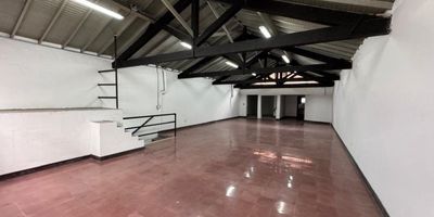 Bodega en arriedno Medellin, de 140 m² ubicada en el sector de San Diego, una zona estratégica y de fácil acceso. El espacio cuenta con 3 baños, cocineta , excelente distribución y buena iluminación, ideal para almacenamiento, comercio o emprendimientos. Perfecta para negocios que requieren un lugar amplio, cómodo y bien ubicado.