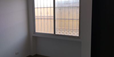 Este apartaestudio en arriendo en La Concepcion, Barranquilla, ofrece 43 m² con 1 habitación y 1 baño, ideal para una vida práctica. Incluye 1 parqueadero y tiene una antigüedad de 10 años. Ubicado en estrato 4, su cercanía al malecón de Barranquilla es un gran beneficio, facilitando el acceso a áreas de interés. El canon de arriendo es de $1.300.000. Para más información o para programar una visita, puede contactarnos por WhatsApp, solicitando que le contacten o ver los teléfonos.