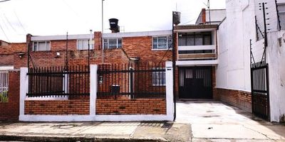 Casa medianera de dos niveles.