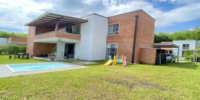 Vendo casa duplex ubicada en condominio en Jamundí con sendero ecológico, piscina, gimnasio y juegos infantiles. La casa cuenta con un lote de 402 m2 y 169m2 construidos, tiene sala y comedor en el primer nivel, cocina americana, terraza, zona verde con jacuzzi , baño social, sala de TV y en el segundo nivel tiene 3 habitaciones, 2 baños, estudio, y balcón. Esoacio para 4 carros