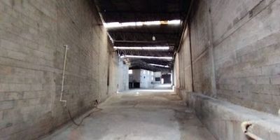 Bodega en arriendo, con un área de 1364 metros cuadrados, energía trifásica de 150 KVA, altura de 15 metros, en parque industrial sobre la autopista Medellín - Bogotá. Esta bodega tiene todo lo que tú buscas para ti y tu empresa. Anímate a conocerla. En UMBRAL Tenemos las mejores opciones para ti.