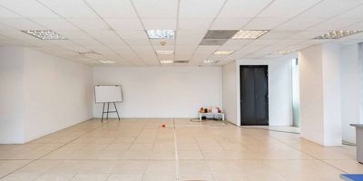 Ofrecemos para arriendo una magnífica oficina en el Chicó Reservado. Ubicada en la cuarta planta, esta oficina goza de una vista exterior, e incluso puede disfrutar de una hermosa puesta de sol.

La oficina cuenta con acabados de alta calidad y pisos de porcelanato que aportan un toque sofisticado. Además, está situada en una construcción que dispone de ascensor, zona de comedor comunitaria, terraza común, seguridad 24 horas y aparcamiento para visitantes.

Imagina trabajar en este gran espacio ubicado en uno de los mejores barrios de Bogotá, un lugar que arma el ambiente propicio para el crecimiento y éxito de tu negocio. Si la funcionalidad y comodidad son lo que buscas en una oficina, no puedes dejar pasar esta oportunidad. ¡Pide tu visita ya!