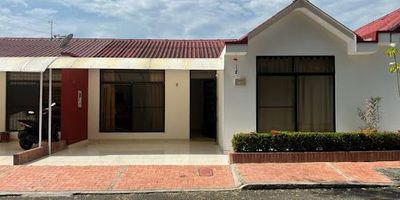 Casa venta Ricaurte Cundinamarca,  medianera en condominio residencial que cuenta con zonas comunes como lo son piscina de adultos, zona turco, cancha múltiple, parque infantil y salón comunal, casa de un nivel con tres habitaciones, dos baños, sala comedor, cocina integral, star de ropas, terraza y bahía de estacionamiento, pisos en cerámica, Nuestra firma respalda su inversión
