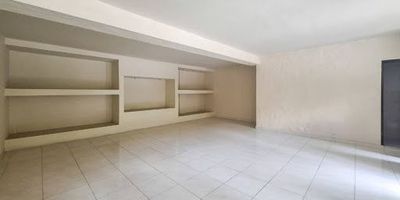 Local comercial de 60 m ideal para un negocio enfocado en la remodelación y adecuación de espacios residenciales, como una tienda de acabados, diseño interior, carpintería arquitectónica, ferretería especializada o centro de distribución de materiales para el hogar. El entorno combina perfectamente lo rural y lo residencial, con creciente desarrollo de conjuntos campestres y viviendas de alta gama, lo que genera una clientela potencial interesada en personalizar o mejorar sus espacios. Su ubicación sobre una vía principal de alto tráfico garantiza excelente visibilidad y fácil acceso, tanto para clientes locales como para quienes se movilizan desde Medellín y el Oriente antioqueño, cerca a Picos pizza . Además, cuenta con rutas frecuentes de transporte público, principalmente buses intermunicipales que conectan directamente con los principales terminales de Medellín y municipios vecinos como Rionegro, la ceja y el Retiro, lo cual facilita el flujo constante de visitantes y compradores.