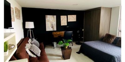 Cocina abierta y dotada, barra americana, un baño y espacio para trabajo.

Ideal para inversionistas que buscan propiedades aptas para estancias cortas y largas,ascensor.
