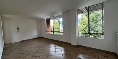 Apartamento en arriendo y venta en unidad cerrada ubicada en sector de fácil acceso y salida a vías principales, rutas de transporte público, cerca a gran variedad de sercicios complementarios de la zona.  Cuenta con piso en cerámica, sala comedor, 3 alcobas con baño y vestier en la principal, baño social, cocina integral abierta tipo americano, zona de ropas, balcón y parqueadero independiente cubierto.  Conjunto cerrado con parques infantiles, placa deportiva, zonas verdes, vigilancia y portería 24 horas y circuito cerrado de tv.Inmuebles sujetos a verificación de disponibilidad
