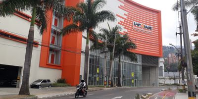 Excelente local con vitrina, amplios espacios, fácil acceso, ubicación estratégica.