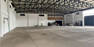 Bodega en arriendo cerca de Villavicencio – Área total construida de 1.450 m²

Se arrienda bodega con un área total construida de 1.450 m², ubicada en un lote de 7.000 m². La propiedad cuenta con una vía de acceso pavimentada hasta la entrada de la bodega y una amplia bahía de parqueo exterior con capacidad para más de 10 vehículos, en zona descubierta.

La bodega principal tiene un área de 1.000 m², con una altura libre de 8 metros y acceso para tractomulas. Está equipada con iluminación LED y baterías de baños.

Incluye un mezanine de 450 m² que alberga cuatro oficinas independientes, todas con ventanales de vidrio, aire acondicionado y persianas. Este módulo también cuenta con su propia batería de baños.

Adicionalmente, dispone de un área independiente adecuada para supermercado, la cual también cuenta con baterías de baño y ventanales en vidrio.

Ubicada en una zona estratégica y de fácil acceso, esta bodega es ideal para operaciones logísticas, comerciales o industriales.
