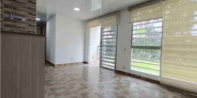 VENTA APARTAMENTO PRIMER PISO, ubicado en el sector de Ciudad Melendez Valle del Lili, cerca de la Clínica Valle del Lili, supermercados, centros comerciales, colegios y universidades. Distribuido en sala comedor, balcón con vista interna a zona verde, cocina abierta con mesón tipo americano, zona de ropas con calentador, 2 alcobas auxiliares con closets, baño auxiliar de alcobas, habitación principal con baño privado y vestier. La unidad ofrece piscina para niños y adultos, salón social, juegos infantiles, parqueadero comunitario, vigilancia 24/7.  Esta apartamento se encuentra en una zona de alta valorización cerca a parques, senderos para caminar, transporte público. Pisos en ceramica y acabados modernos.  ¡No pierdas la oportunidad! Contáctanos ahora y descubre todas las posibilidades que te ofrece este increíble apartamento en Cali.

 

 

 
