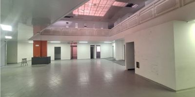 Oficina en arriendo en Puente Aranda – Área de 1.400 m²

Se arrienda amplia oficina de 1.400 m², ubicada en Puente Aranda. Distribuida en 2 niveles, esta propiedad es ideal para el funcionamiento de una IPS, centros médicos o empresas del sector salud.

Cuenta con múltiples divisiones internas, espacios adecuados para consultorios, batería de baños en ambos niveles, y distribución que permite una adecuada circulación y funcionalidad para atención al público o procesos administrativos.

Excelente ubicación, con facilidad de acceso y conectividad hacia diferentes zonas de Bogotá.
