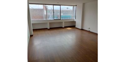Oficina en arriendo – Área de 40 m²

Se arrienda oficina con un área total de 40 m², ubicada en una zona de fácil acceso con excelente cobertura de transporte público.

El espacio cuenta con un salon, un baño, piso en tapete.

Destaca por su excelente iluminación natural. No cuenta con parqueadero.

Contáctanos para más información y agendar una visita.
