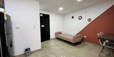 [ARR] ID HOUM: 151691

Entérate de todos los beneficios al arrendar con nosotros:
    • Asistencia e intermediación con el propietario
    • Firma tu contrato online
    • Arrienda sin burocracia, sin papeleos ni notarías

Departamento en arriendo, ubicado en el barrio Santa Cecillia, con una superficie construida de 46.00 m² y superficie total de 46.00  m². 

Sus principales características son:

    • Amoblado
    • 1 dormitorio
    • 1 baño
    • Admite mascotas
    • Año de construcción: 2021
    • Cuarto de lavado
            
Si arriendas con nosotros, te brindamos asesoría personalizada durante todo el proceso.
        

Requisitos para arrendar con nosotros:

    • Arrienda sin codeudor*, fácil, rápido y seguro
    • Demuestra un ingreso mensual neto de al menos 2.5 veces el valor del arriendo (los ingresos mensuales se pueden complementar por las personas que vivirán en este inmueble)
    • Completa tu información básica y mándanos tus extractos bancarios o documentos que demuestren tus ingresos
    • No debes tener reportes negativos en centrales de crédito
        

IMPORTANTE:

    • Te invitamos a agendar una visita a esta propiedad
    • Si tienes alguna duda por favor puedes solicitar más información desde los portales como también contactarte directamente con nosotros
    
Más que una inmobiliaria, somos Houm.
*Aplican T&C