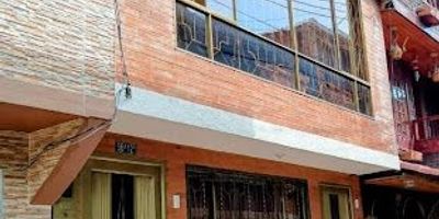 15-casa ubicada en Kennedy Roma Catalina, cuenta con un área de 5x13 metros, distribuida así primer piso un apartamento de 3 habitaciones, sala, comedor, cocina, 2 baños y zona de lavandería, segundo piso un apartamento de 2 habitaciones, sala, comedor, cocina, 2 baños, zona de lavandería, tercer piso terraza área total cubierta en teja, inmueble en muy estado de conservación, el tercer piso esta en obra gris, para continuar y adecuar como el segundo piso.