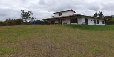 Ubicada a menos de una hora de Medellín, esta hermosa finca ofrece el equilibrio perfecto entre tranquilidad campestre y cercanía a la ciudad.

Con un lote de 10.000 m2 y una casa de 514 m2, esta propiedad está diseñada para disfrutar del confort y la naturaleza. La casa cuenta con 4 habitaciones, cada una con baño privado y clóset, además de un baño social para visitas.

El área social incluye un salón comedor, una sala amplia con chimenea, y un espacioso salón adicional ideal para TV, oficina o biblioteca. Los corredores son generosos en espacio, aportando una sensación de libertad y frescura. La cocina abierta y amplia conecta perfectamente con el patio central, brindando iluminación natural y ventilación.

También dispone de una zona de televisión o tercera alcoba, un cuarto útil, y áreas verdes con árboles frutales y una huerta que complementan el encanto natural de la propiedad.

Se reciben otras propiedades como parte de pago.