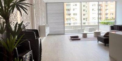 En unidad cerrada, cuenta con 94 mt3 Alcobas (Alcoba principal con Closet y Baño) 1 baño Social, balcon, cocina integral con barra, zona de ropas, red de gas, calentador.1 Parqueadero Cubierto y Cuarto Util.Conjunto cerrado con porteria 24 horas, asensor, piscina, salon social, shut de basuras, turco/sauna, zona bbq y zonas verdes.Inmueble cercano a Instituciones Educativas, Transporte Publico, Parques Cercanos, Zona Campestre, Via Principal, Supermercados y Zona Residencial.