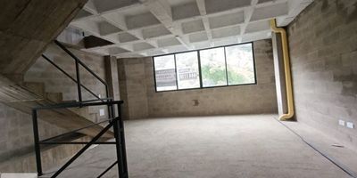 Se arrienda bodega en Caldas, Antioquia, ideal para su negocio o almacenamiento. Esta propiedad, con estrato 3, ofrece un área construida de 150 m² en un solo nivel, ubicada en el barrio CALDAS. Disfrute de la tranquilidad de contar con vigilancia, lo que añade un extra de seguridad para sus operaciones. El canon de arriendo es de $4.900.000. Si está buscando una bodega en arriendo en la zona de Caldas, Antioquia, contáctenos para más información a través de WhatsApp, quiero que me contacten o ver teléfonos.