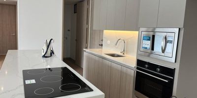 En unidad cerrada con un área de 129 mt²2 Alcobas (Alcoba Principal con Vestier y Baño) 1 Baño Social, Balcón, Salón Comedor, Cocina Integral con Barra, Vista Panorámica, Zona de Ropas, Red de Gas y Calentador.1 Parqueadero Cubierto Doble lineal y Cuarto Util.Conjunto cerrado con porteria 24 horas, Ascensor, Circuito Cerrado de TV, Citofono, Gimnasio,Jardin, Juegos infantiles, Salón Social y Zonas Verdes.Inmueble cercano a Instituciones Educativas, Transporte Publico, Parques Cercanos, Supermercados y Zona Residencial.