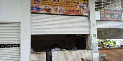 Se vende local comercial en el sur de Cali – Sector Cañasgordas | Cod. 8995758

Excelente local comercial ubicado en el primer piso del Centro Comercial Cañasgordas, al sur de Cali. Es de un solo nivel, pero cuenta con mezanine interno, al que se accede por escaleras laterales, lo que permite una mejor distribución y aprovechamiento del espacio. Dispone de 1 baño, y acceso a parqueadero comunitario con capacidad para 10 vehículos. Se encuentra en una zona de alta proyección comercial, con fácil acceso, buena visibilidad desde el exterior, y un ambiente tranquilo y seguro. Además, está rodeado de parques y una cancha deportiva, lo que aumenta el flujo peatonal.
¡Ideal para establecer tu negocio en una ubicación estratégica!
