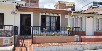 Descubre tu hogar soñado en Darién, un encantador rincón donde la serenidad se encuentra con la comodidad! Esta casa independiente de un piso, ubicada a unas cuadras del hermoso parque, es la joya que has estado buscando.

Imagina despertar cada mañana en este tranquilo pueblo, rodeado de la naturaleza exuberante y la calidez de la comunidad local. Darién te espera con los brazos abiertos, ofreciendo no solo un hogar, sino un estilo de vida.

La propiedad, situada en un sector con casas cuidadosamente arregladas, es un testimonio de elegancia y buen gusto. La fachada invita con su encanto único, mientras que el interior refleja la calidez en cada rincón. Con tres habitaciones espaciosas, dos de ellas con baños privados, este hogar te brinda la privacidad que mereces.

El punto culminante de esta residencia es su magnífico patio, un espacio perfecto para relajarte, disfrutar de comidas al aire libre o crear un jardín personalizado.