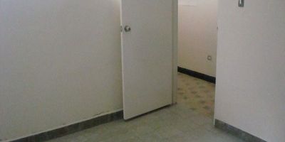 e arrienda especial para oficina o entidad de servicio en el Templete a una cuadra de la clinica Rey David espacio de 148 M2, ubicado en segundo piso con 5 espacios o habitaciones, dos baños una gran sala de recibo con balcon.

Cuenta con excelente luz y ventilacion, facilidad de transporte por estar ubicada entre dos ejes viales importantes donde circula gran variedad de transporte publico como es la calle 9a y la avenida Roosvelt, cerca al estadio y a la iglesia del templete lo que le brinda la posibilidad de contar con gran variedad de comercio y entidades comerciales y de servicios.