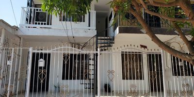 Inmueble para la VENTA, dividido en cuatro amplios apartamentos , excelente estado , magnifica ubicacion, uso residencial. 