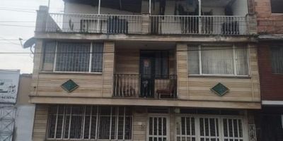 Inmobiliaria la Española, codigo 10265

Casa rentable 3 pisos.
1 piso garaje, 2 habitaciones, cocina, 1 baño.
1 apartamento dúplex en obra gris.
1 nivel sala comedor, 3 habitaciones, cocina, 1 baño.
2 nivel 2 habitaciones, 1 baño, patio de ropas.
2 piso 1 apartamento, sala comedor, 4 habitaciones, cocina, 1 baño, balcón.
3 piso apartamento, sala comedor, 3 habitaciones, cocina, 1 baño, patio de ropas, terraza.

