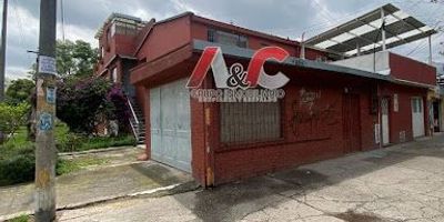 Ayc vende hermosa casa ubicada en kenedy, el apartamento principal, cuenta con 4 habitaciones, 3 baños, sala, comedor, cocina integral, zona de ropas, deposito, el oto apartamento cuenta con 2 habitacion, sala comedor, cocina integral, patio de ropas y 1 baño, cuenta con 2 parqueaderos dentro de la casa y un local con baño, brillante iluminación natural, , anímate y te acompañare a conocer esta magnifica casa.