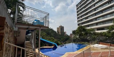 Exclusivo Penthouse en el Oeste – 250m²

Penthouse de un solo nivel con diseño moderno y espacios amplios.

4 alcobas con baño y ducha.

Cocina integral equipada.

Sala-comedor conectada a una terraza con vista panorámica.

2 habitaciones con balcón.

Star de TV integrado con área de estudio.

Comedor auxiliar con vista a los cerros.

Totalmente domotizado con control inteligente.

Sistema de seguridad con 8 cámaras.

Puerta blindada.

Diseño de iluminación en todas las áreas.

3 parqueaderos (2 en línea y 1 independiente).

2 depósitos amplios.

Zonas comunes del condominio:

Salón social.

Piscina climatizada con tobogán (adultos y niños).

Parque infantil.

Gimnasio.

Turco.

Sendero ecológico.

Parqueadero interno para visitantes.

Ubicación privilegiada:

Vistas a los cerros.

Microclima agradable.

Cercanía a la zona turística del río Cali.

¡Vive el lujo y la comodidad en un entorno exclusivo!