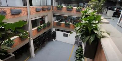 Edificio de Oficinas en Arriendo – Zona Industrial Montevideo

Oportunidad ideal para empresas que buscan un espacio amplio, funcional y estratégicamente ubicado en una de las zonas industriales más importantes de Bogotá.

Características Generales:


 
 Área total construida: más de 3.100 m²
 
 
 Distribución: Edificio de 3 pisos con espacios amplios y bien iluminados
 
 
 Infraestructura tecnológica: Redes de voz y datos con capacidad para más de 270 puestos de trabajo
 
 
 Zonificación mixta: Área de oficinas, área de bodega y área de locales comerciales
 


Características Exteriores:


 
 Bahía exterior de parqueo para visitantes y colaboradores
 
 
 Portería con recepción y control de acceso
 


Ubicación estratégica en Montevideo:


 
 Zona urbana e industrial consolidada
 
 
 Cerca de parques industriales, estaciones de servicio y restaurantes
 
 
 Acceso inmediato a vías principales y transporte público cercano
 
 
 Rodeado de un activo entorno comercial e industrial
 


Este inmueble es ideal para sedes corporativas, call centers, empresas de logística o centros operativos.

Contáctanos para más información o para programar una visita.
