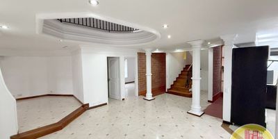 Código: 9762. 1° y 2° Piso en edificación de 2 pisos. Acceso al inmueble: Directo a la vía y escalas. Alcobas con puertas, 5 baños cabinados en vidrio, cubierta y extractor.