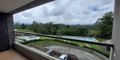 Se arrienda apartamento de 66 m² en zona campestre, con 2 habitaciones, 2 baños, piscina, salón social y gimnasio. ambiente tranquilo y rodeado de naturaleza. tiene parqueadero y cuarto útil. Código Abad Faciolince APA8713 Asesor Santiago Arroyave 3155022257